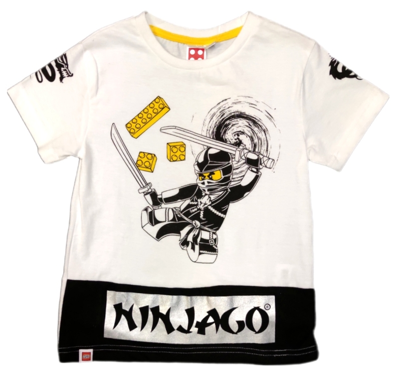 Weißes Lego Ninjago Shirt mit Cole, dem schwarzen Ninja. Das T-Shirt ist auf der Vorderseite im unteren Bereich schwarz abgesetzt und mit einem silberfarbig abgesetzten "Ninjago" Schriftzug versehen